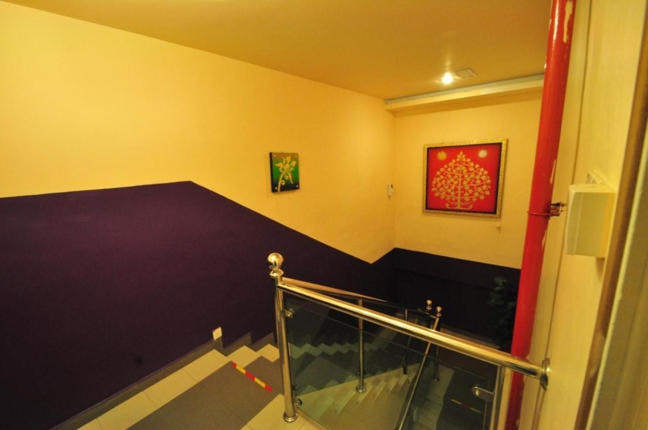 Biz Hotel Бату Пахат Екстериор снимка