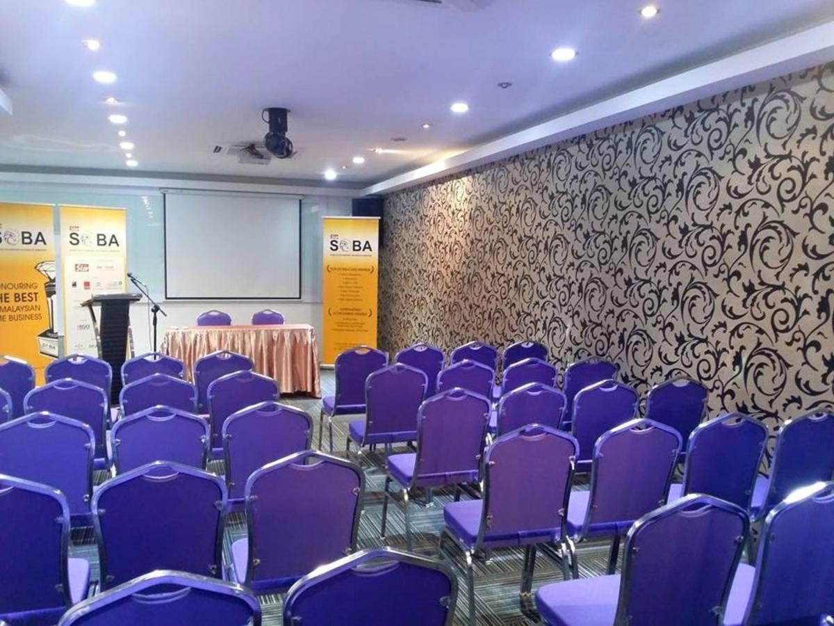 Biz Hotel Бату Пахат Екстериор снимка