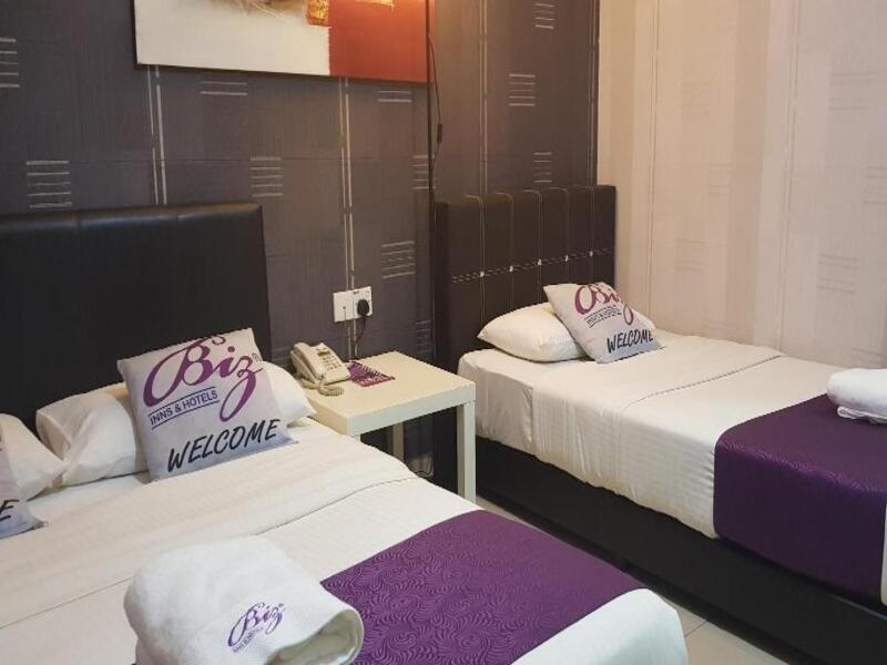 Biz Hotel Бату Пахат Екстериор снимка