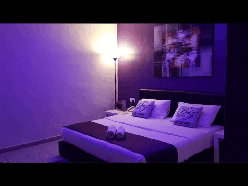 Biz Hotel Бату Пахат Екстериор снимка