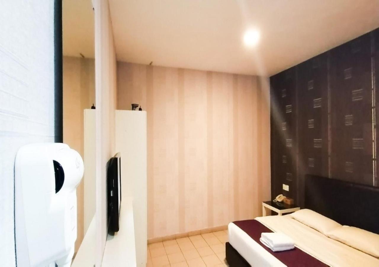 Biz Hotel Бату Пахат Екстериор снимка