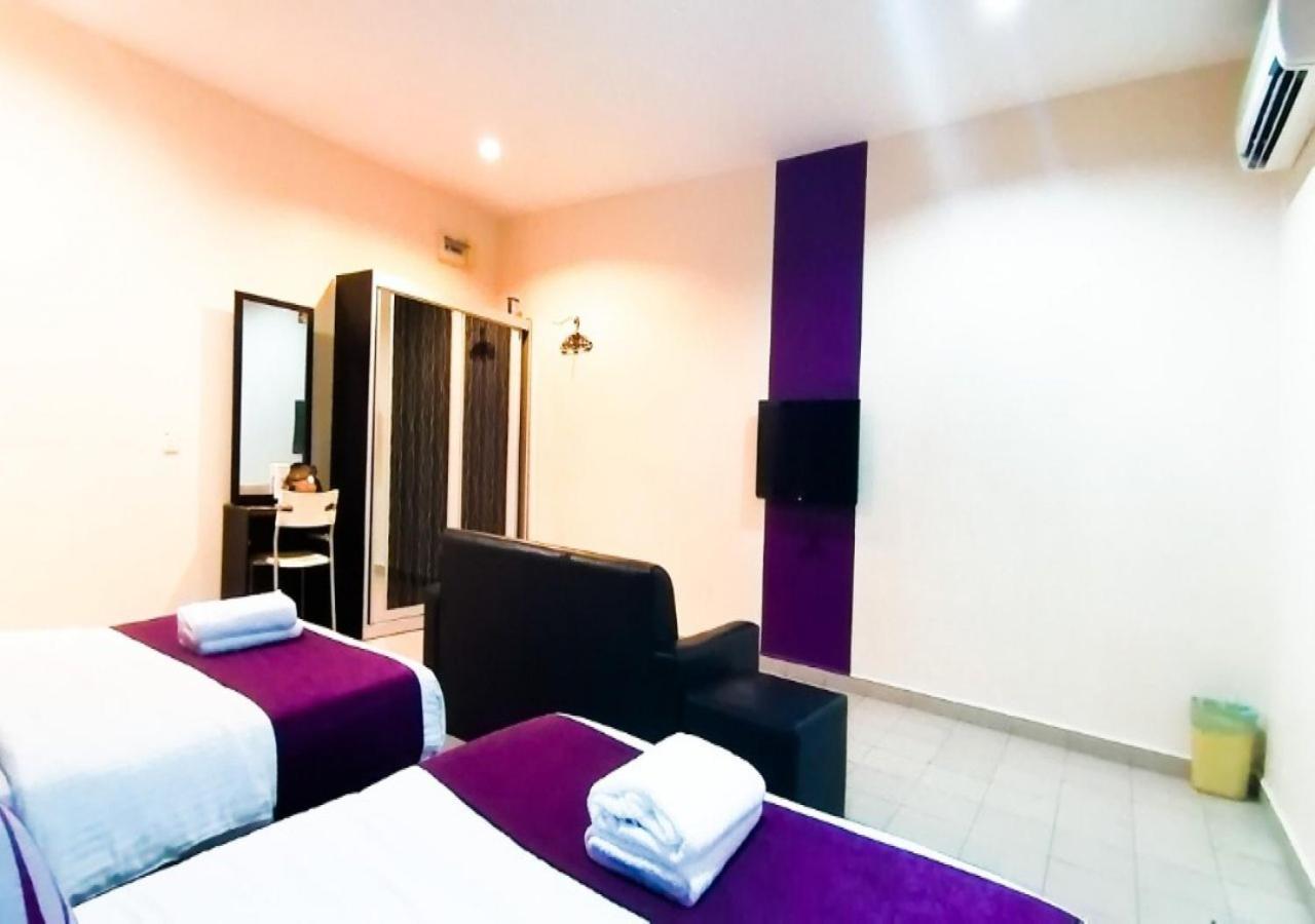 Biz Hotel Бату Пахат Екстериор снимка