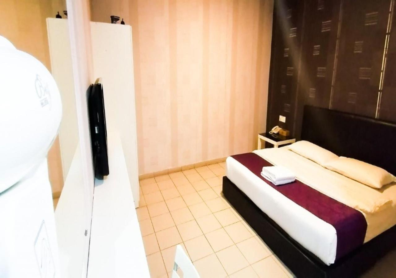 Biz Hotel Бату Пахат Екстериор снимка