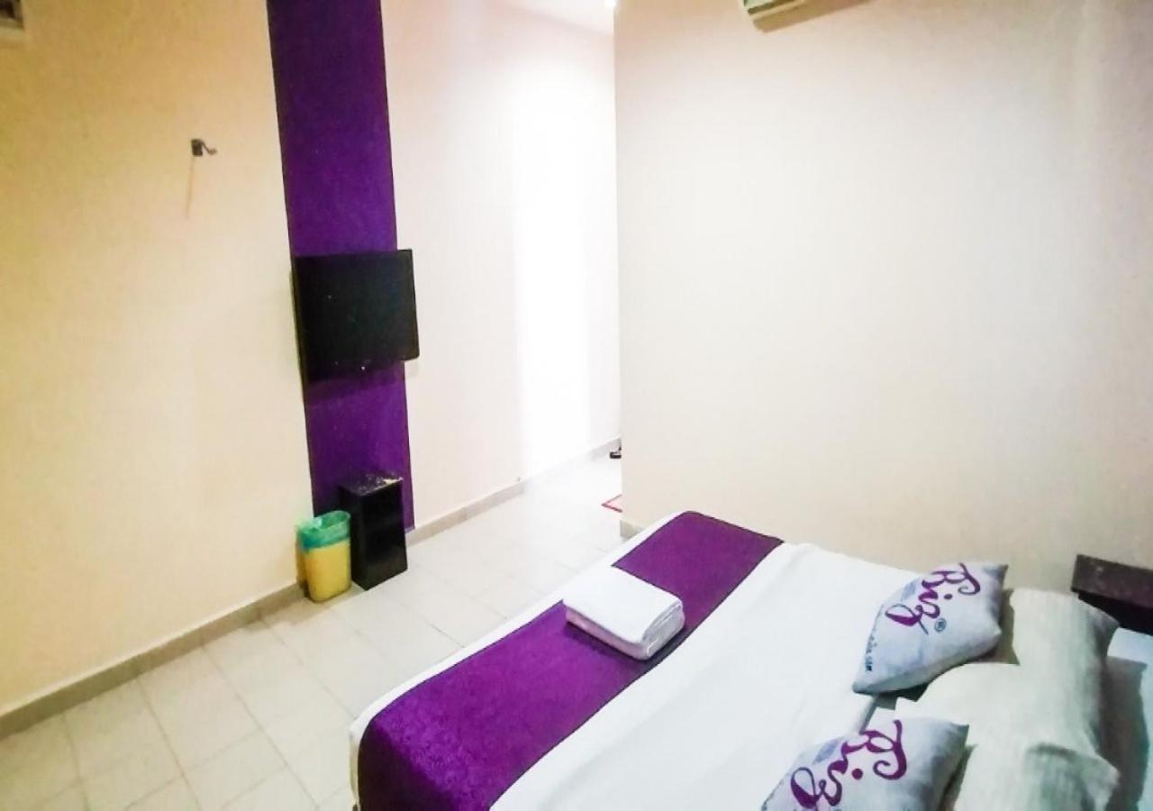 Biz Hotel Бату Пахат Екстериор снимка